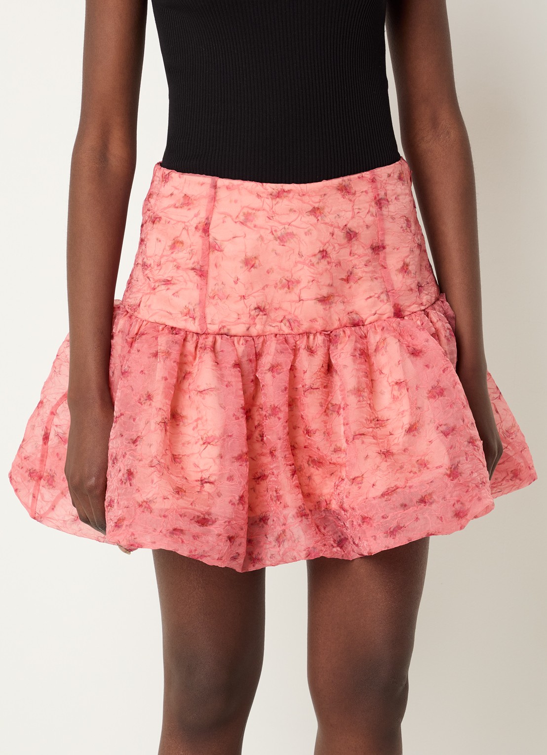 Ganni Shibori mid waist mini rok van mesh - detail 4 zalmroze