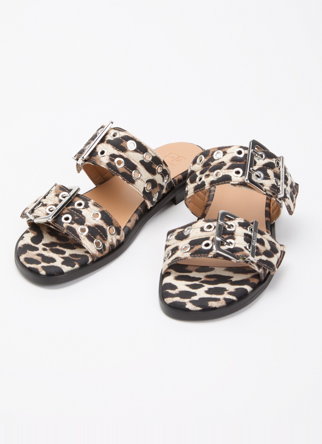 Ganni Slipper met gespdetail en panterprint - detail 2 camel