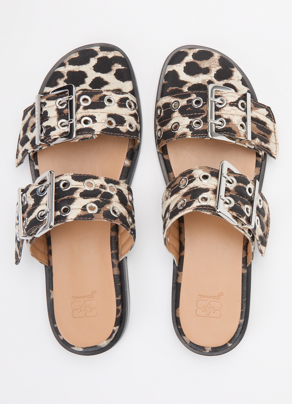 Ganni Slipper met gespdetail en panterprint - detail 3 camel