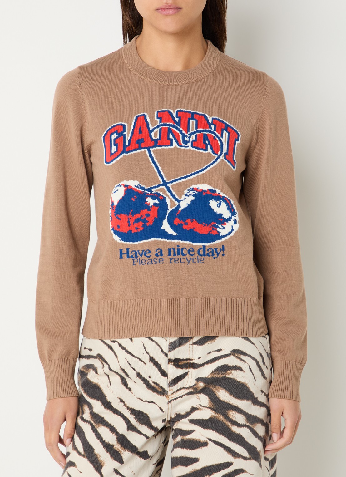 Ganni Sweater met ingebreide logoprint - detail camel