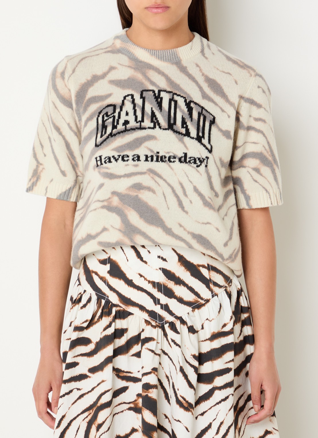 Ganni T-shirt in wolblend met ingebreid logo - detail 2 ivoor