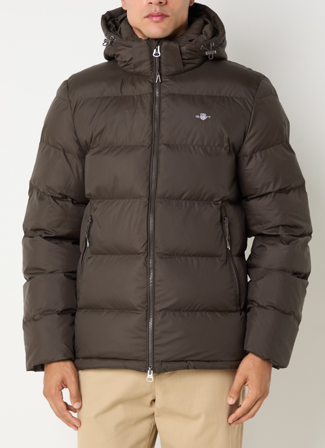 Gant Puffer jack met capuchon en ritszakken - detail 2 donkerbruin