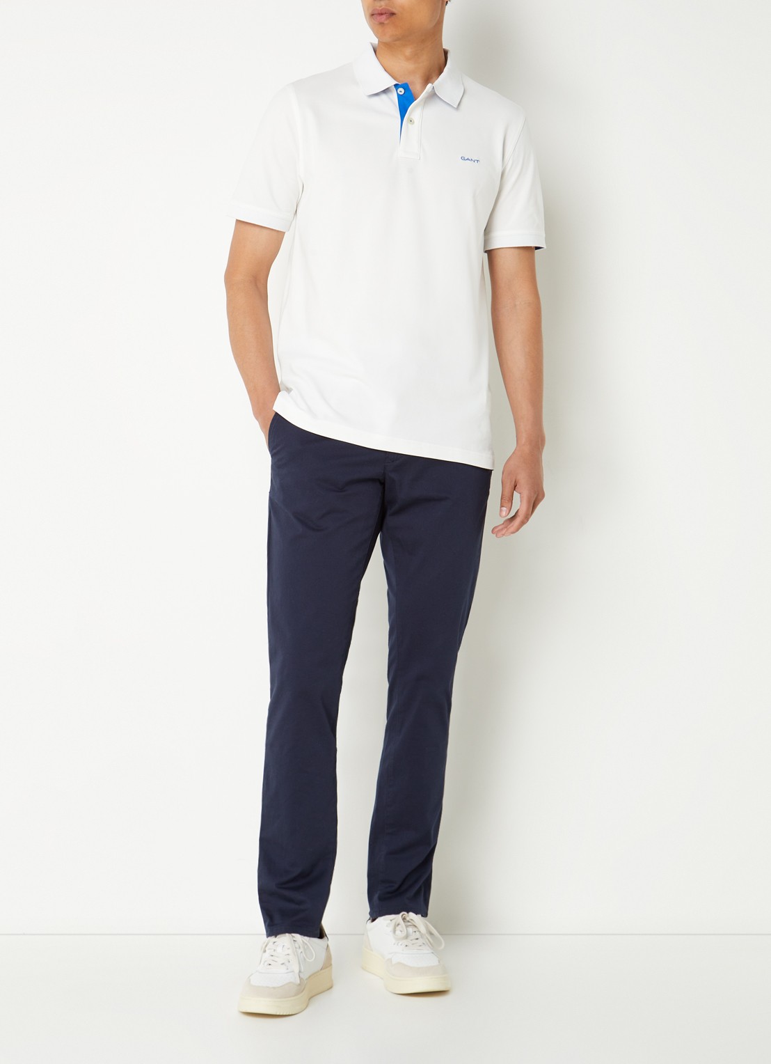 Gant Regular fit polo van piqué katoen met logoborduring - voorkant 4 gebroken wit