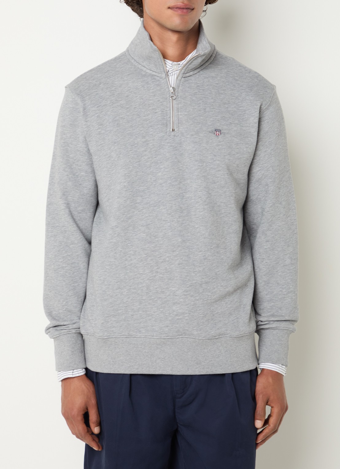 Gant Shield sweater met halve rits en logo - detail 2 middengrijs