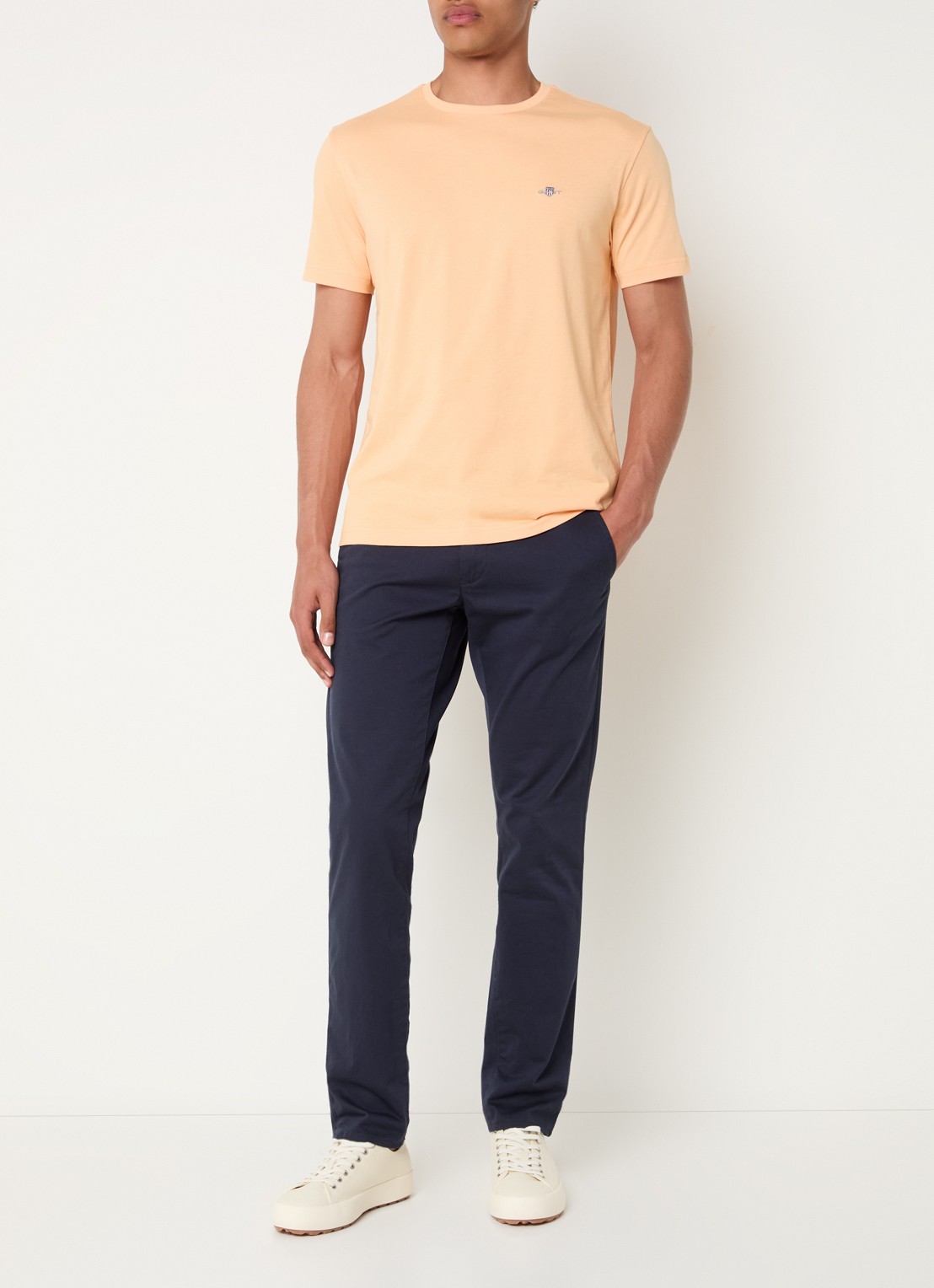 Gant T-shirt met logoborduring - voorkant 3 lichtoranje
