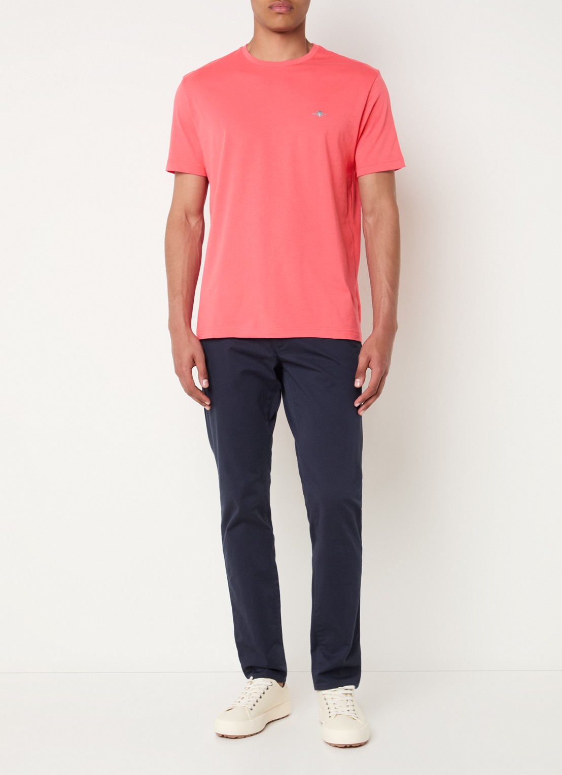 Gant T-shirt met logoborduring - voorkant 4 koraalrood