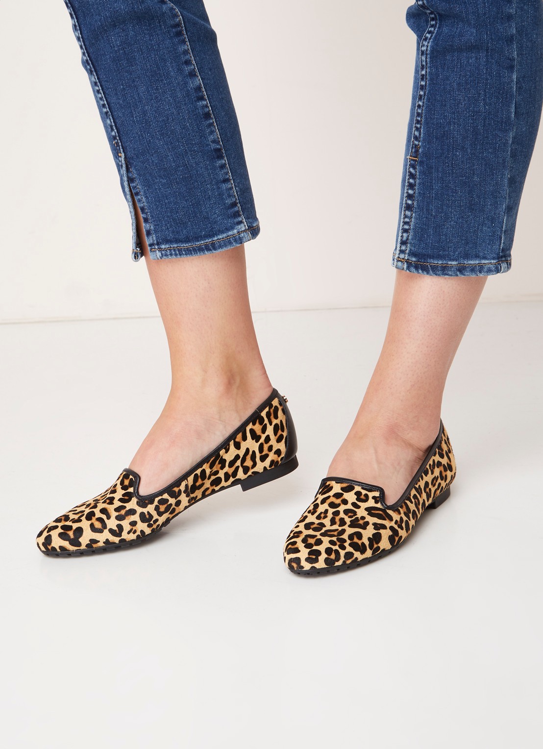 Genevene loafer met ponyhair en luipaardessin - voorkant 5 bruin