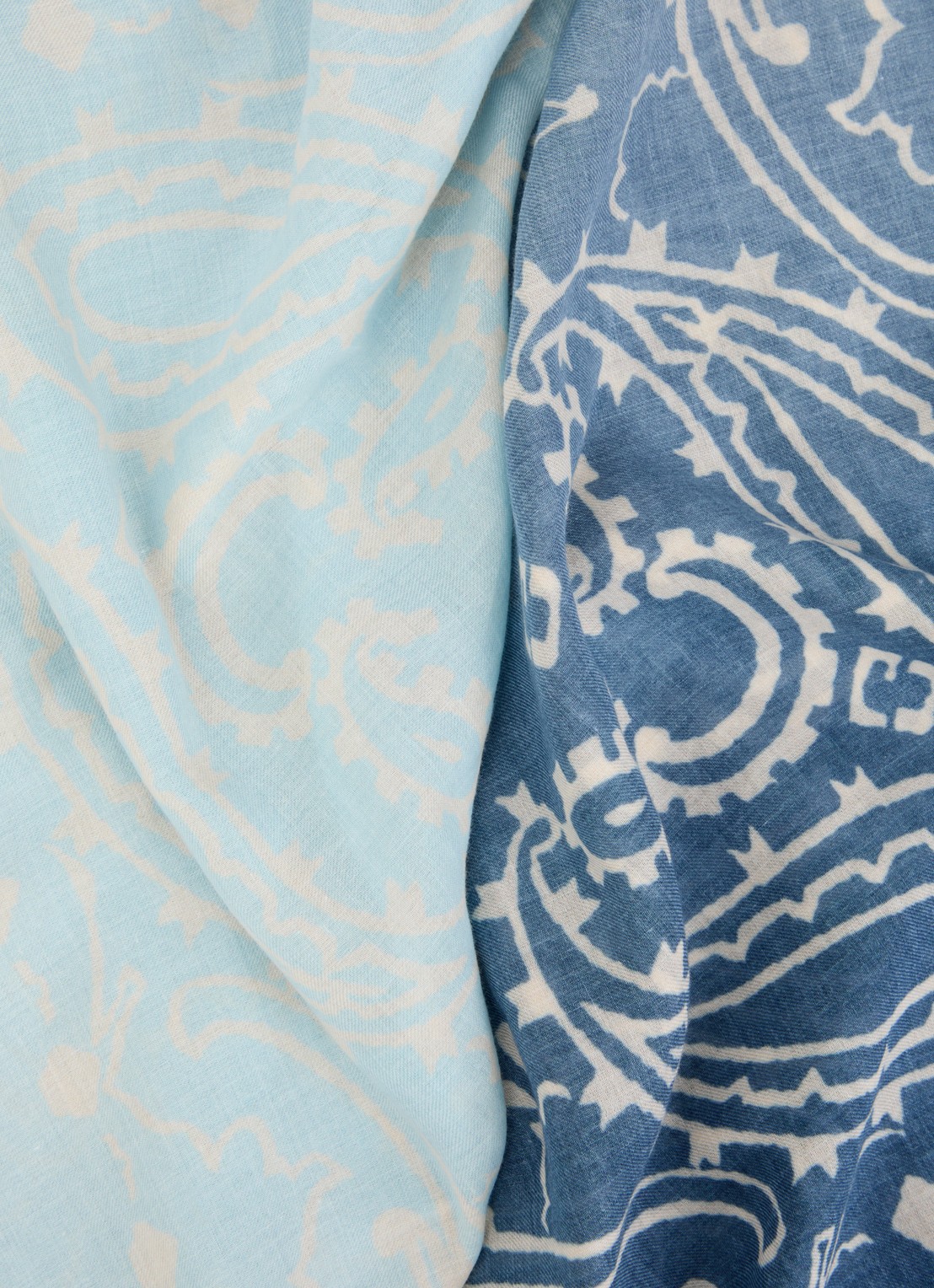 Gerard Darel Dorine sjaal met dip-dye dessin 120 x 120 cm - detail 3 lichtblauw