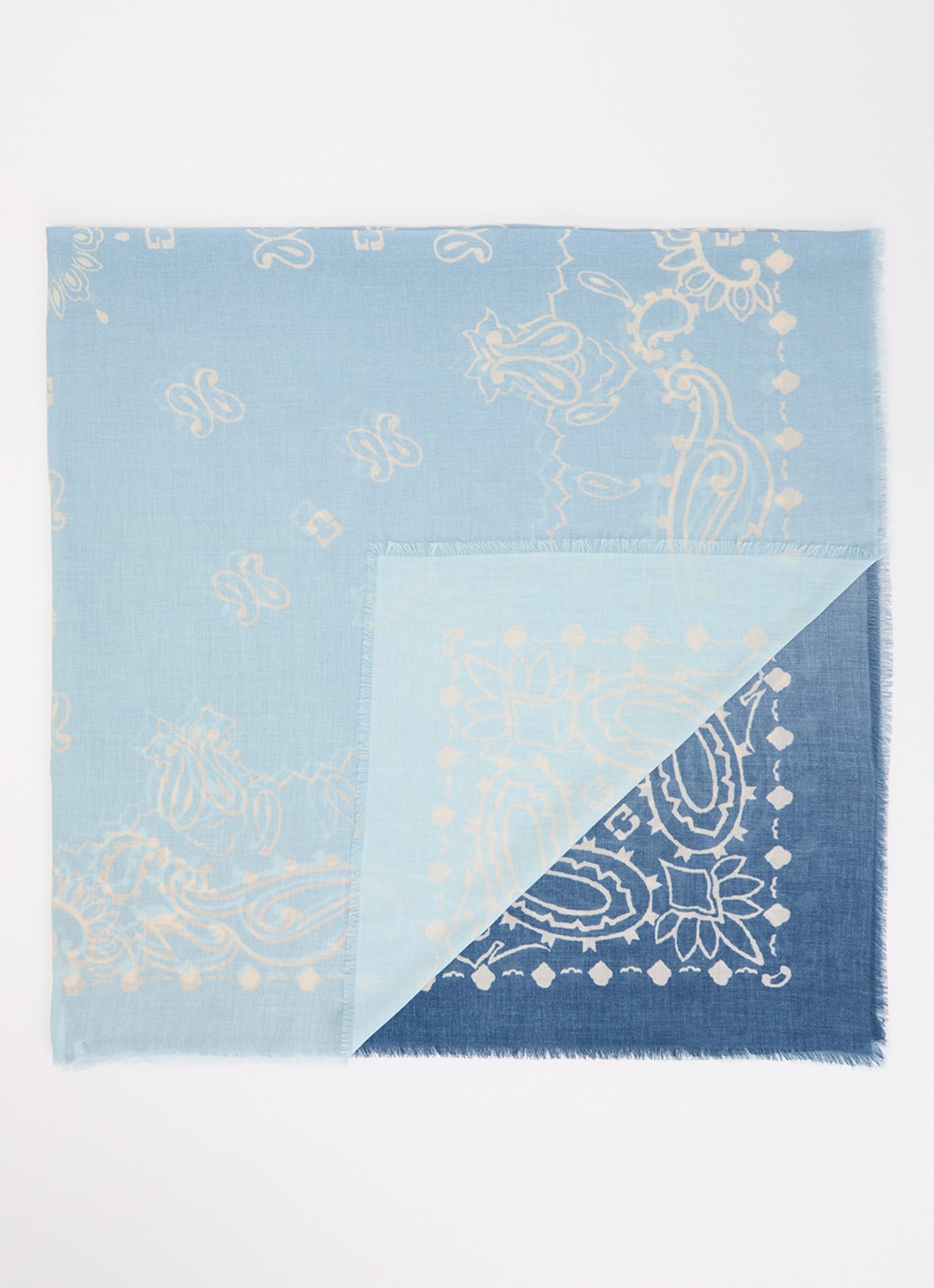 Gerard Darel Dorine sjaal met dip-dye dessin 120 x 120 cm - voorkant lichtblauw