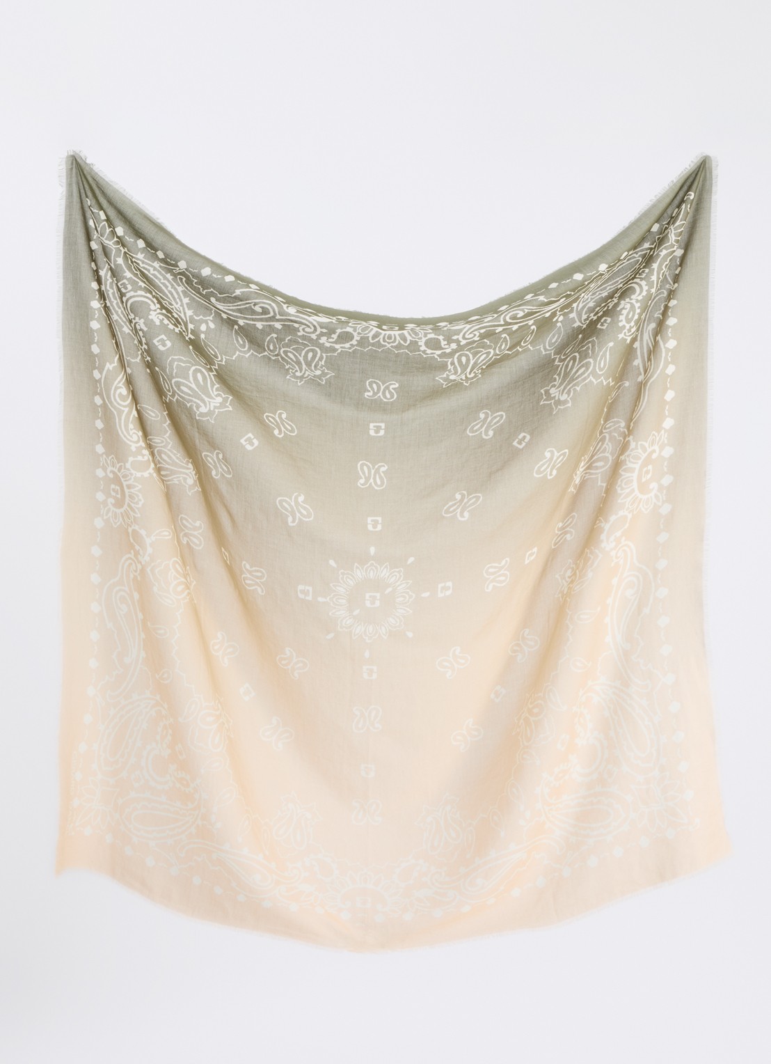 Gerard Darel Dorine sjaal met dip-dye dessin 120 x 120 cm - detail 2 mosgroen