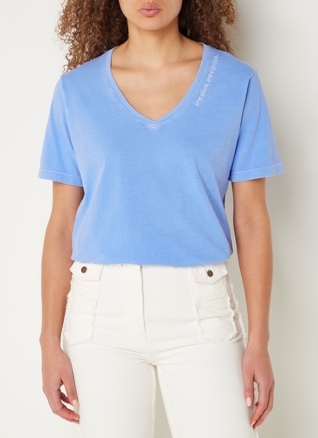 Gerard Darel Maurine T-shirt met V-hals en borduring - detail blauw