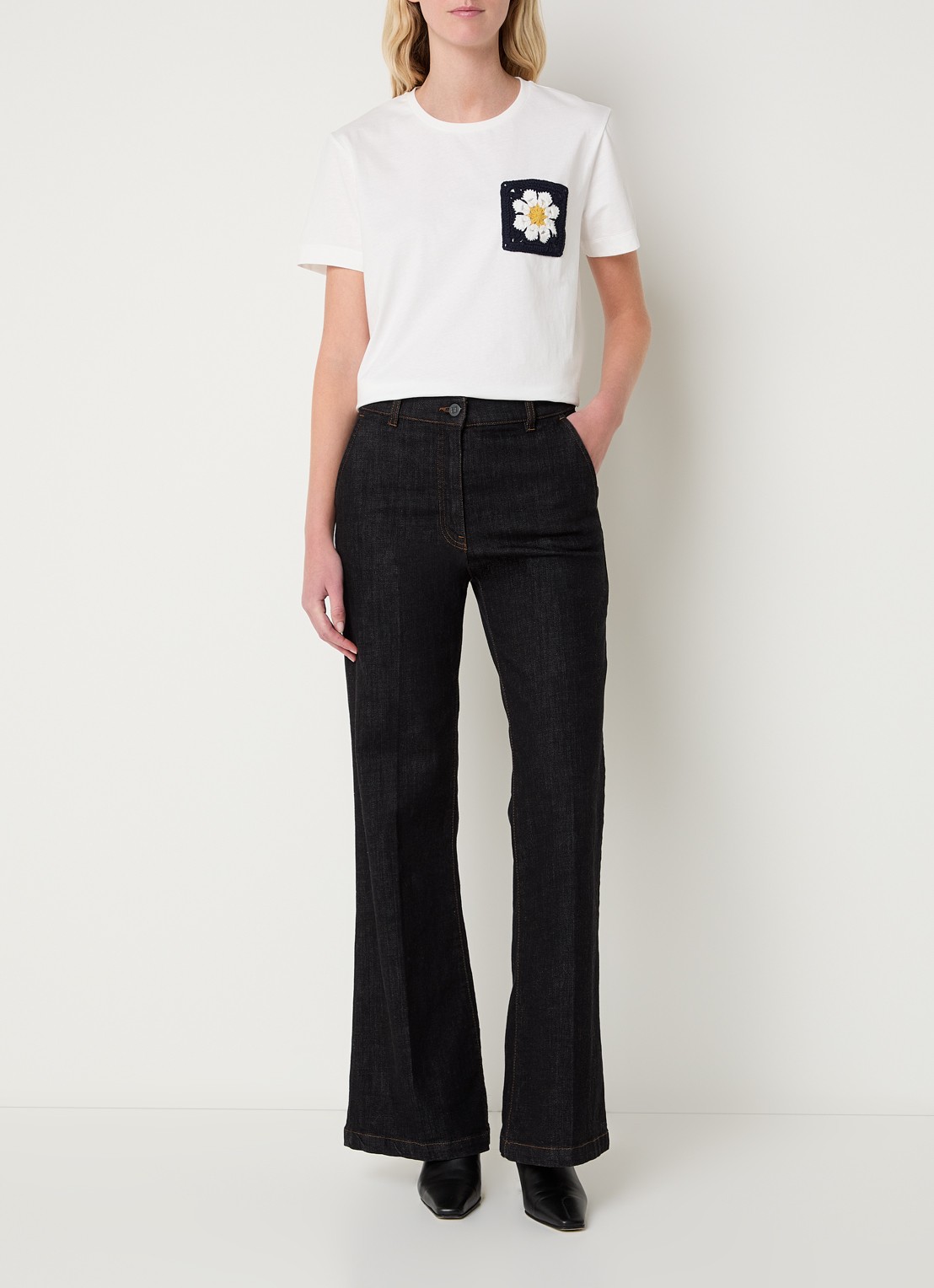 Gerard Darel Melvine T-shirt met bloemborduring en borstzak - voorkant 4 gebroken wit