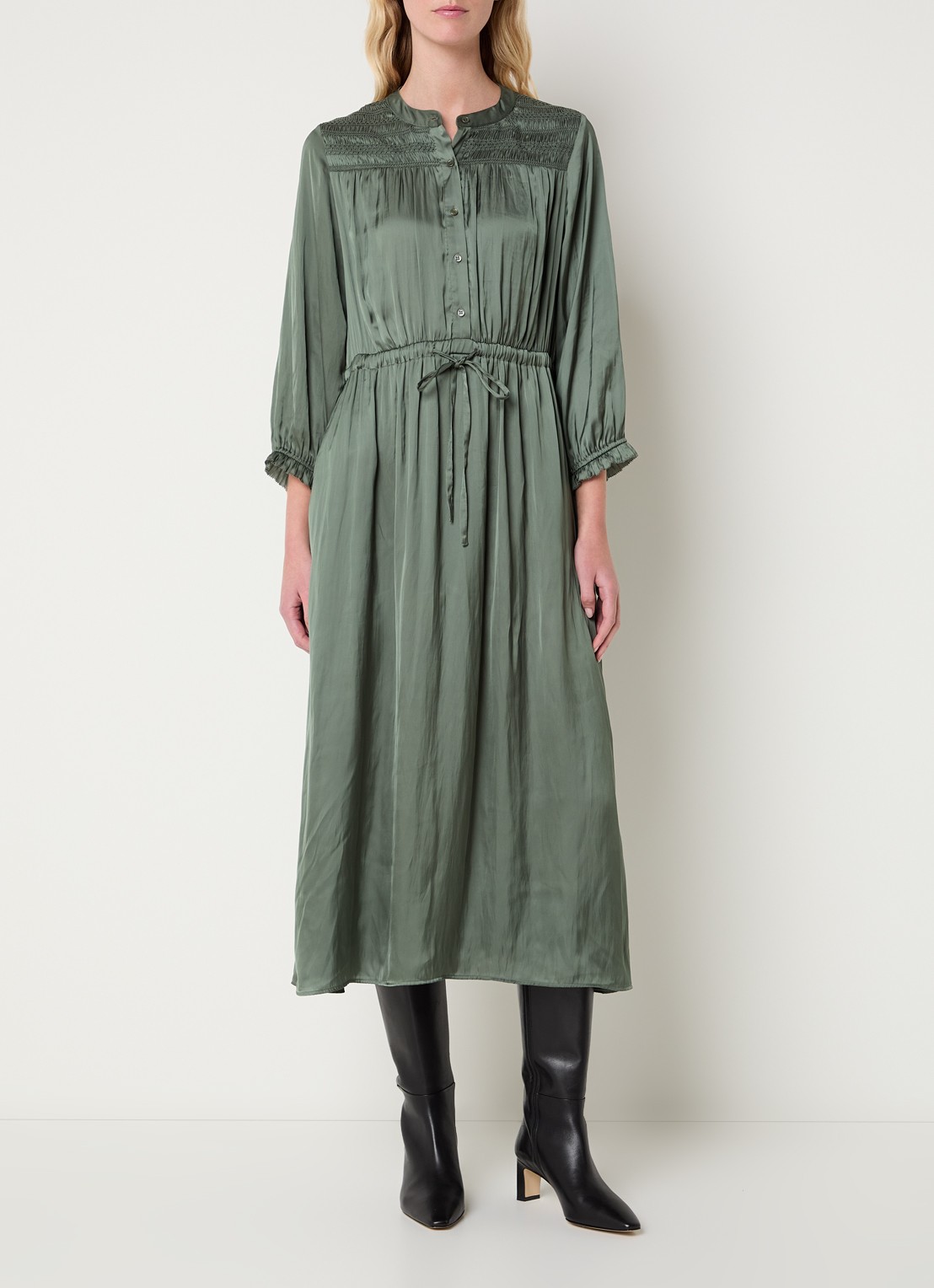 Gerard Darel Rubie midi tuniekjurk van satijn met strikceintuur - detail 4 mosgroen