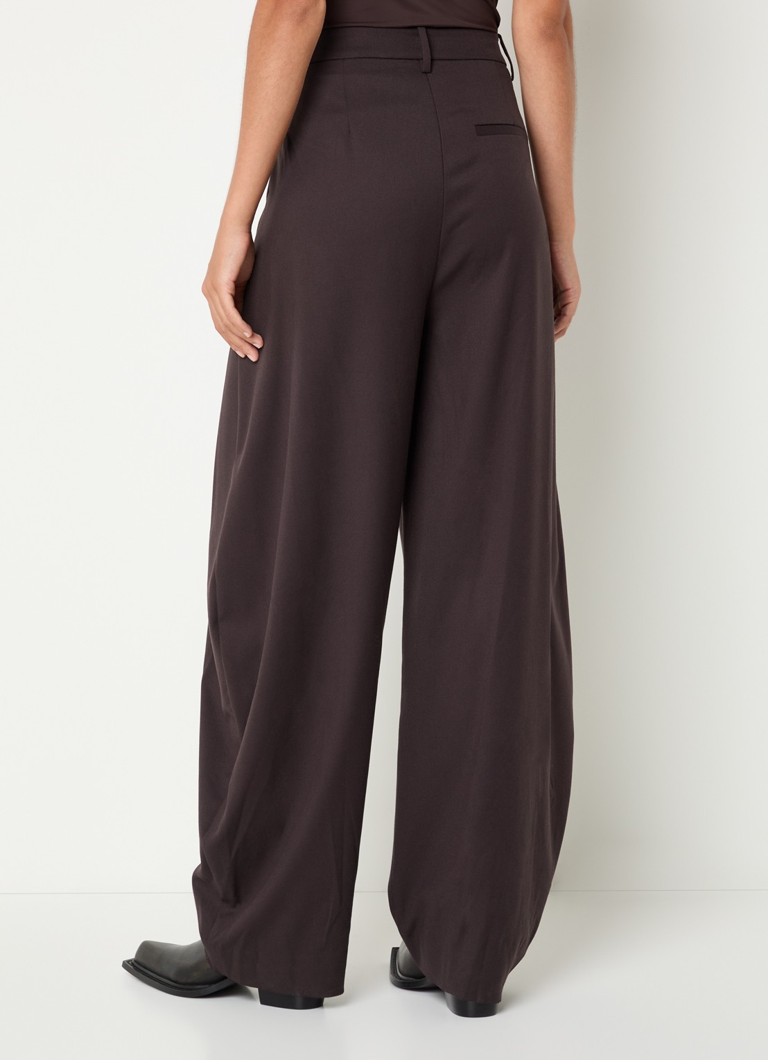 Gestuz Callia high waist wide fit pantalon met steekzakken - achterkant donkerbruin