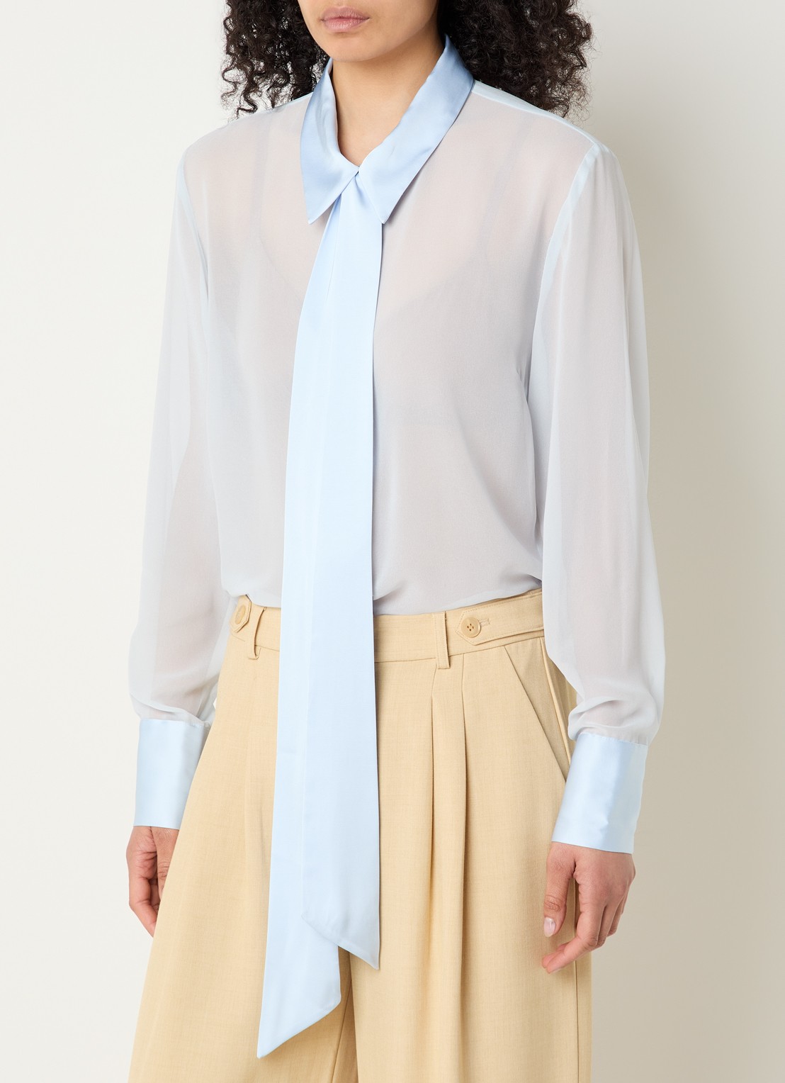 Gestuz GZchif semi-transparante blouse met sjaalkraag - detail lichtblauw