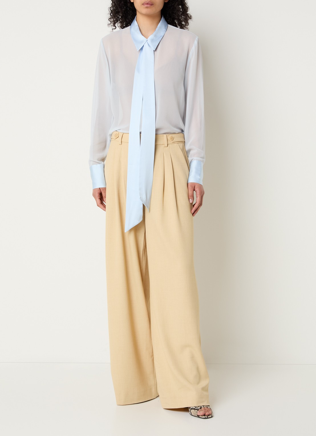 Gestuz GZchif semi-transparante blouse met sjaalkraag - voorkant 3 lichtblauw