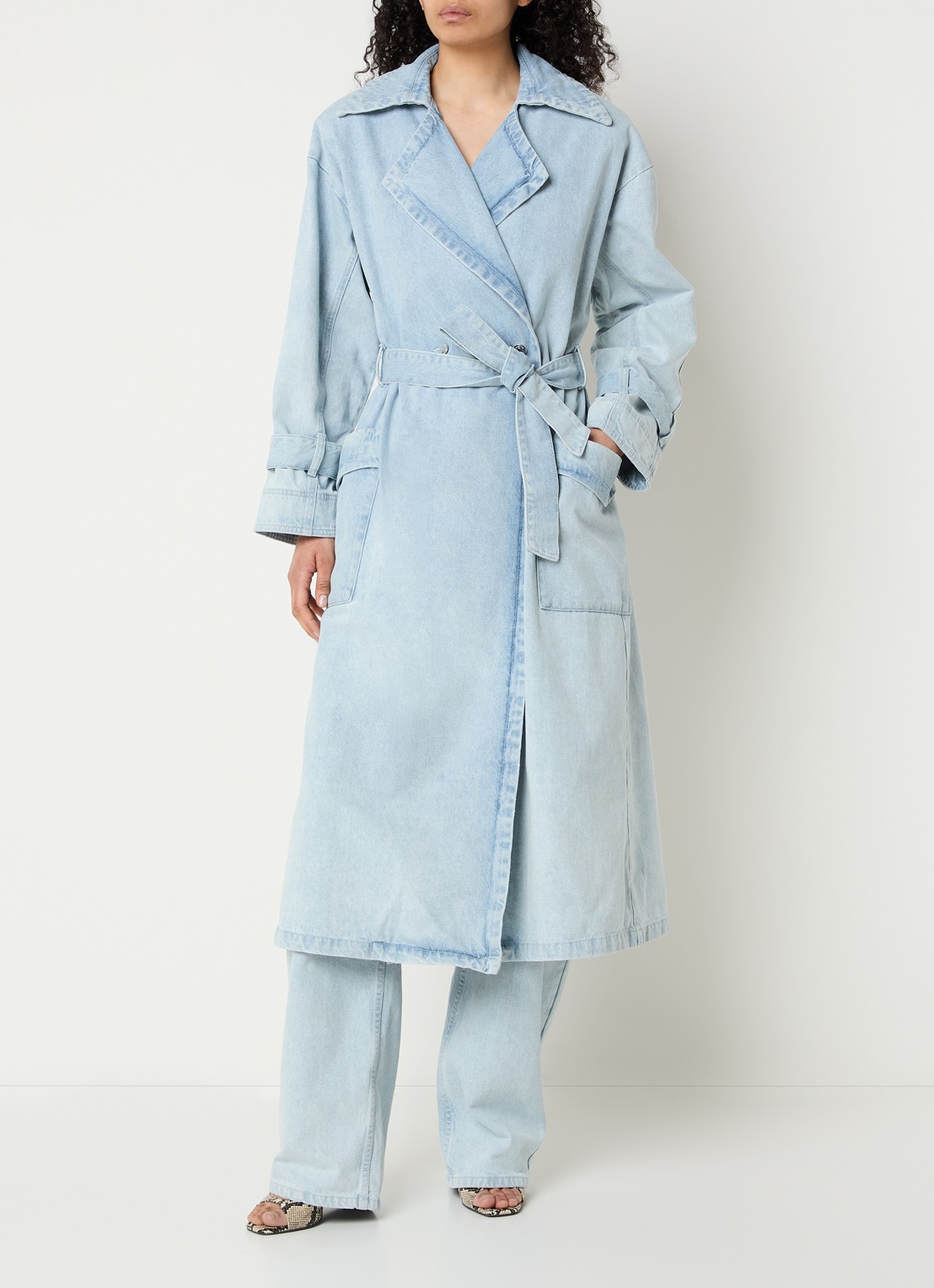 Gestuz GZparwana trenchcoat van chambray met strikceintuur - detail lichtblauw