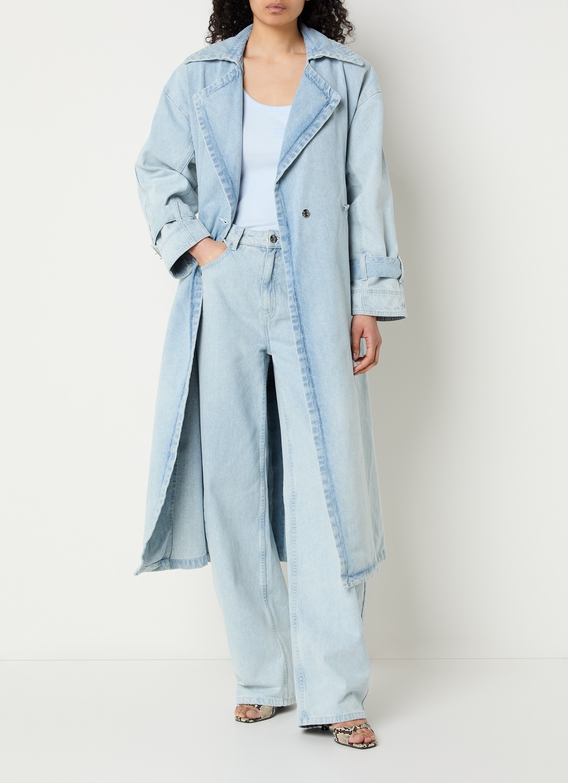 Gestuz GZparwana trenchcoat van chambray met strikceintuur - voorkant 3 lichtblauw