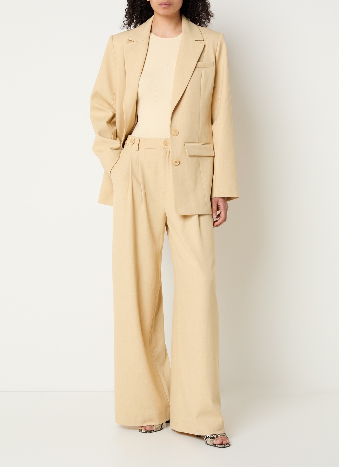 Gestuz GZstacy blazer met schoudervulling en klepzakken - voorkant 4 beige