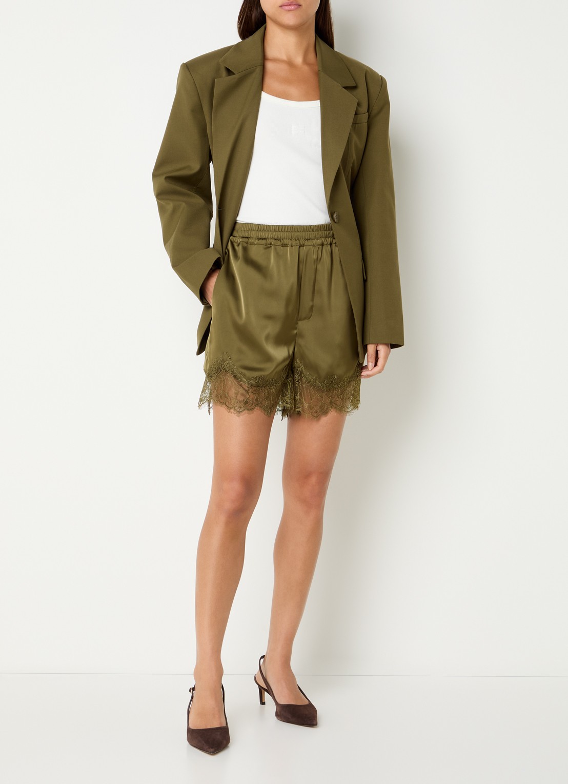 Gestuz Lalou high waist straight fit korte broek van satijn met details van kant - voorkant 2 olijfgroen