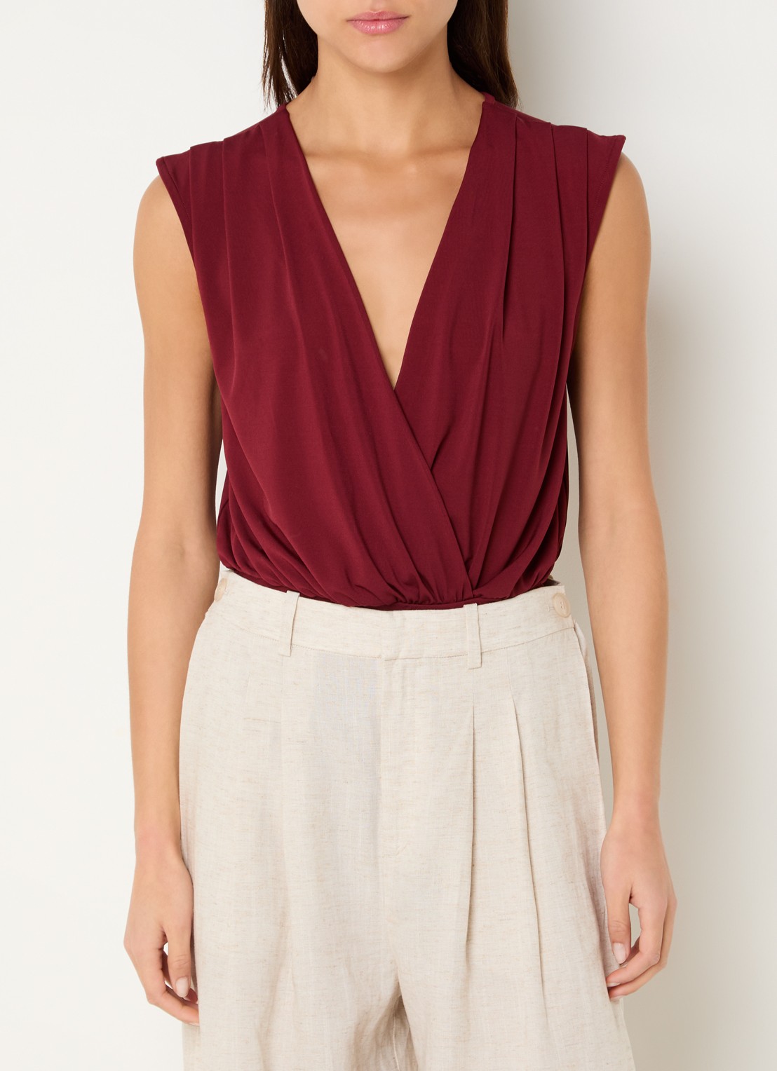 Gestuz Nadie body met V-hals - detail bordeauxrood