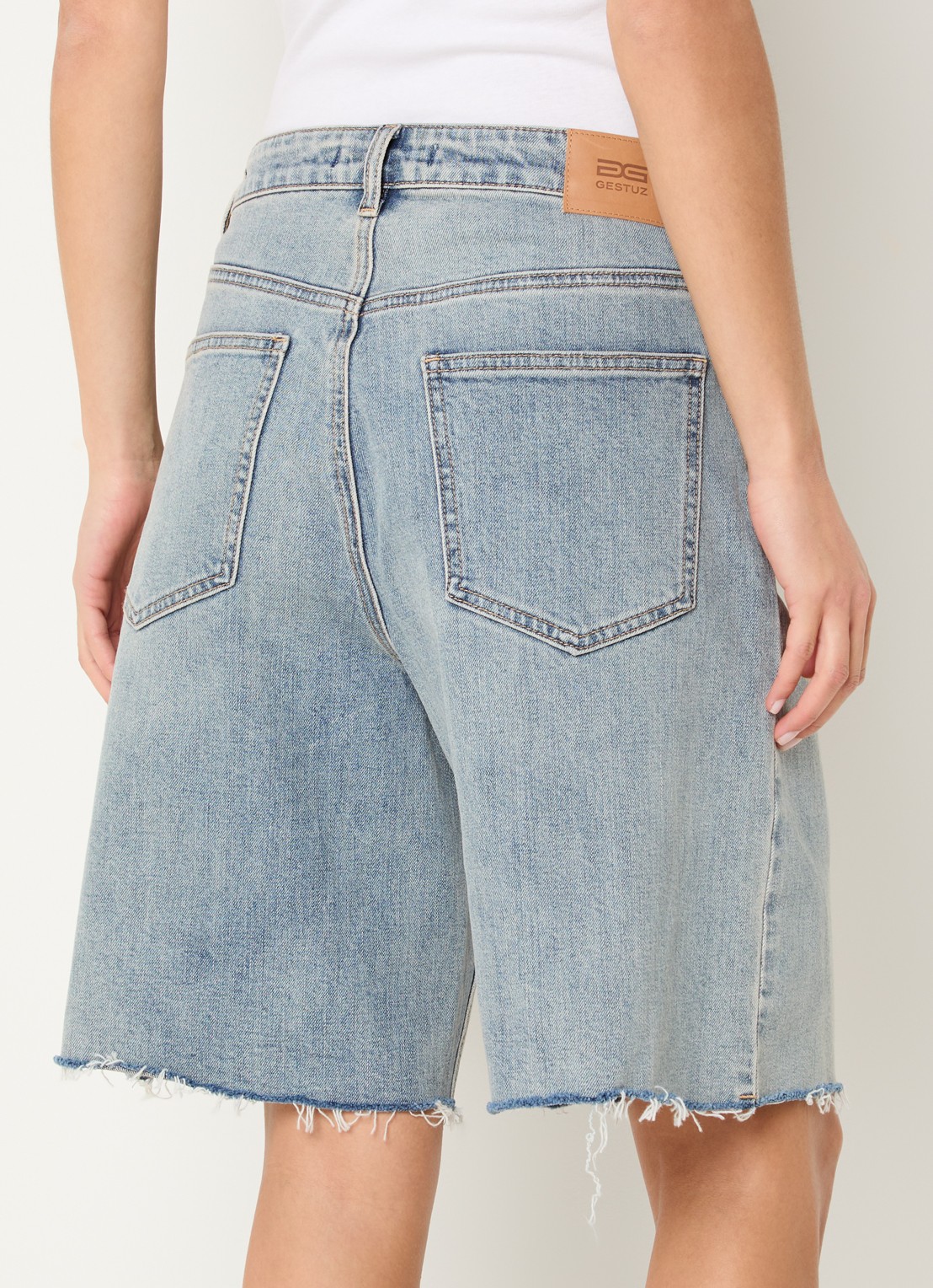Gestuz Noma high waist straight fit korte broek van denim - achterkant 3 indigo