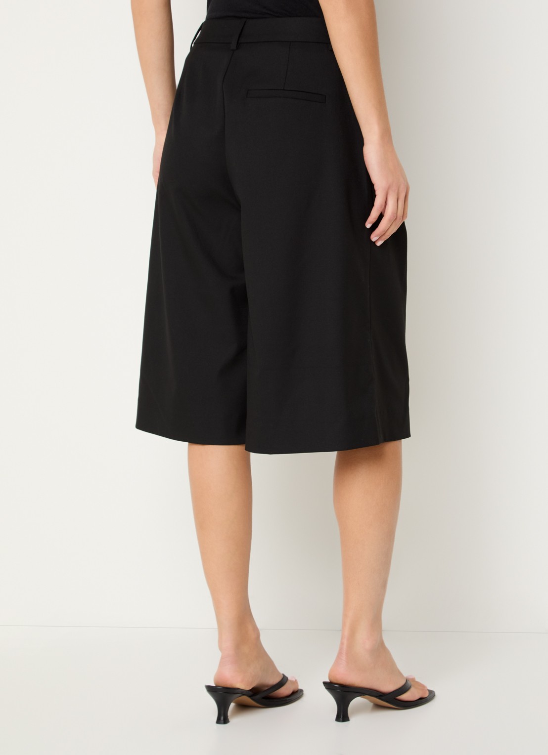 Gestuz Paula high waist straight fit korte broek met steekzakken - achterkant zwart
