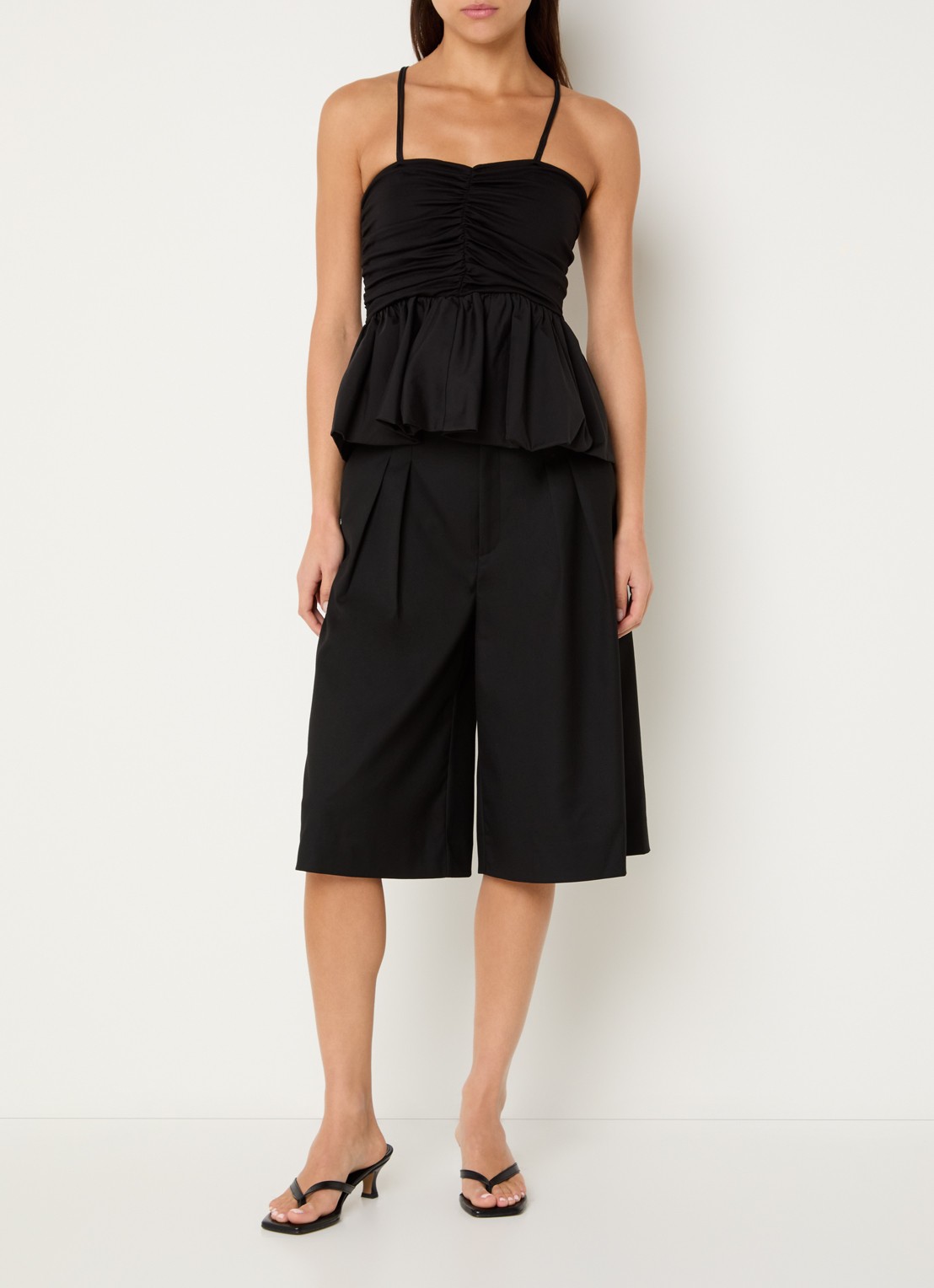 Gestuz Paula high waist straight fit korte broek met steekzakken - voorkant 3 zwart