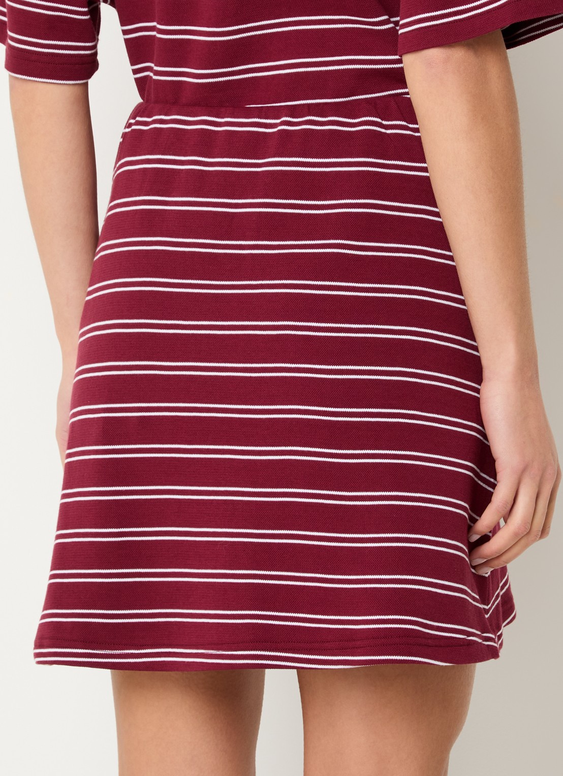 Gestuz Pilova mini rok met streepprint - achterkant 4 bordeauxrood
