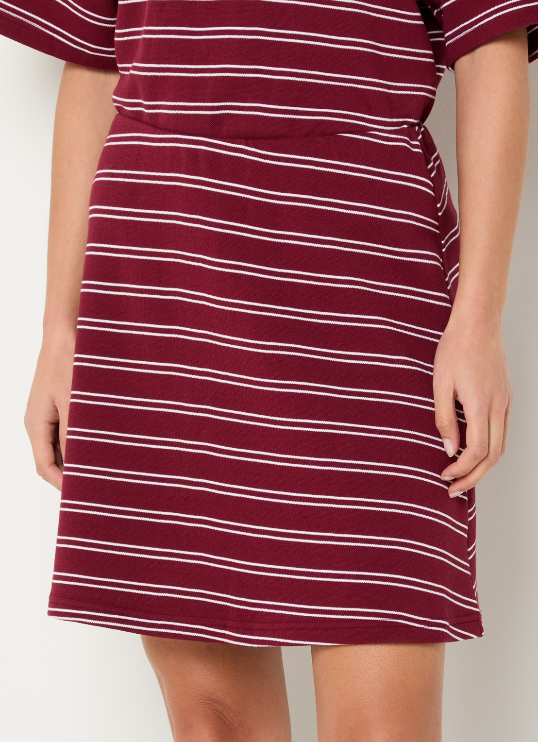 Gestuz Pilova mini rok met streepprint - detail 3 bordeauxrood