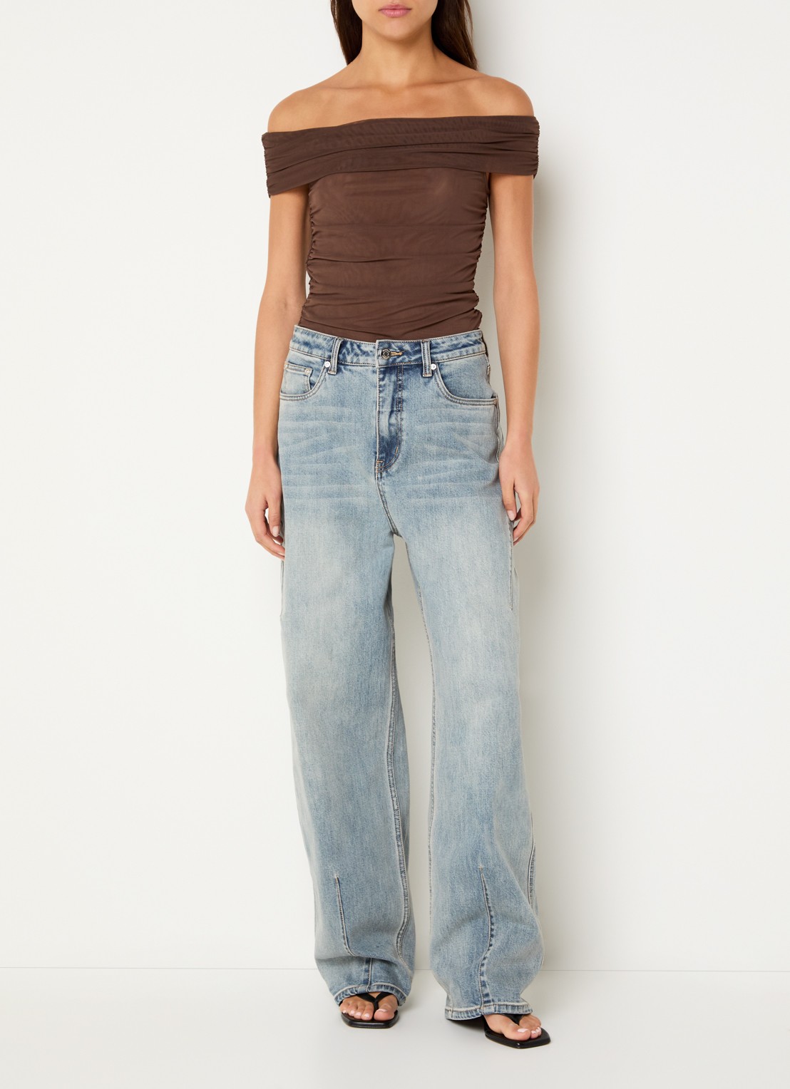 Gestuz Samera semi-transparante off shoulder top  - voorkant 4 hazelnootbruin