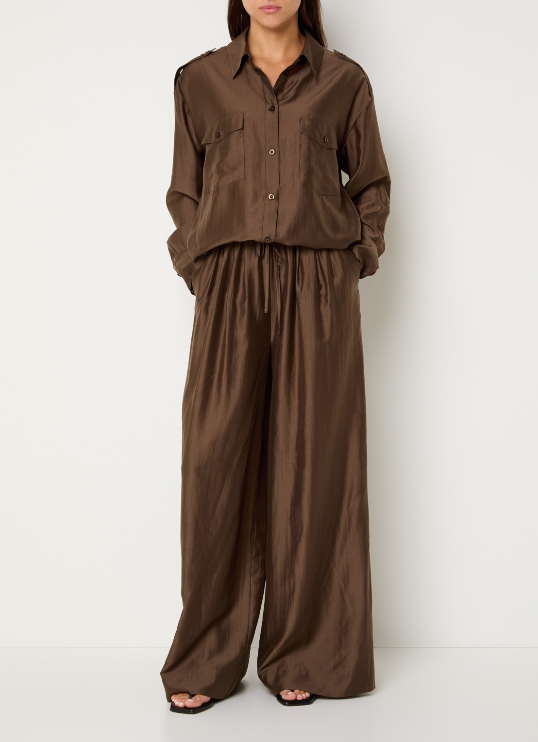 Gestuz Siora high waist loose fit broek met steekzakken - voorkant 3 donkerbruin
