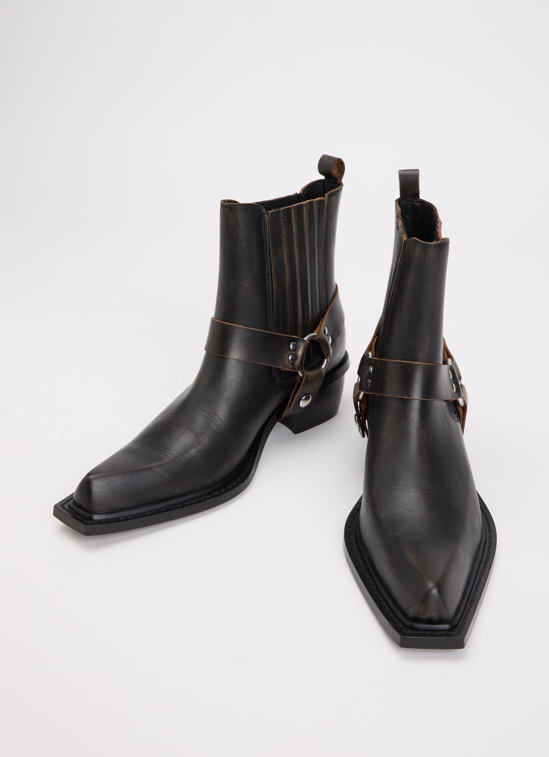 Gestuz Velenda cowboy enkellaarsje van leer met gespdetail - detail donkerbruin