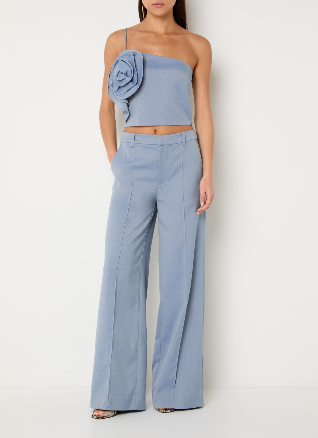 Gestuz Wendi high waist flared fit pantalon met steekzakken - voorkant 2 blauwgrijs
