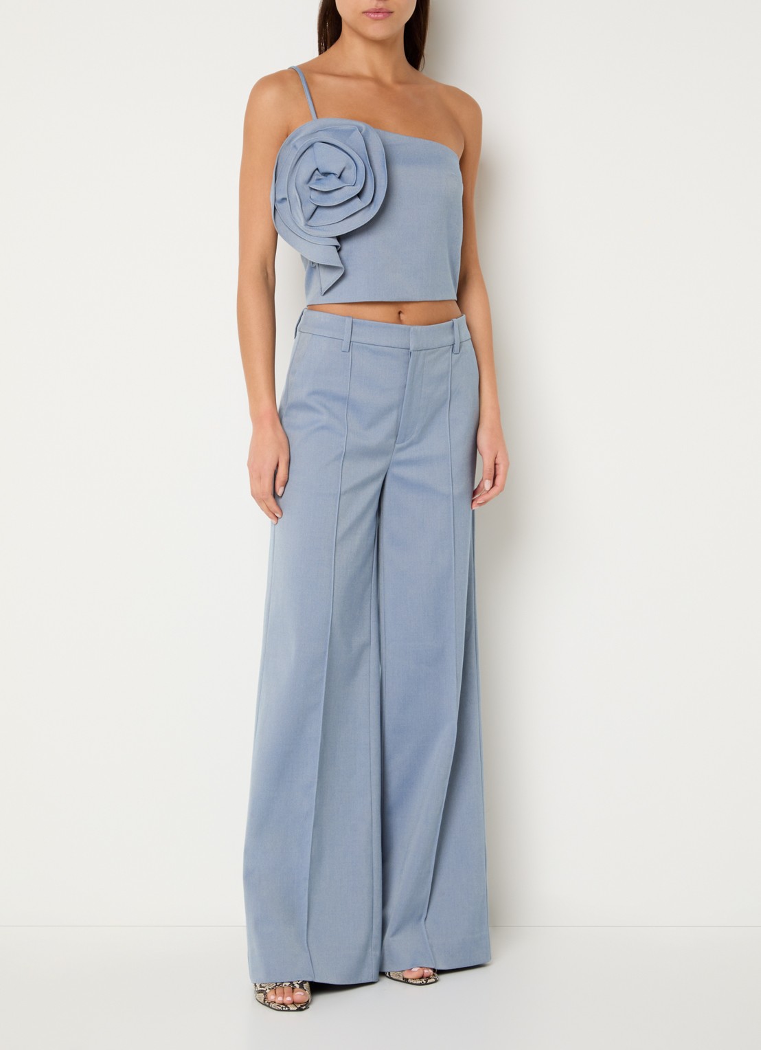 Gestuz Wendi one shoulder top met bloemdecoratie - voorkant 2 staalblauw