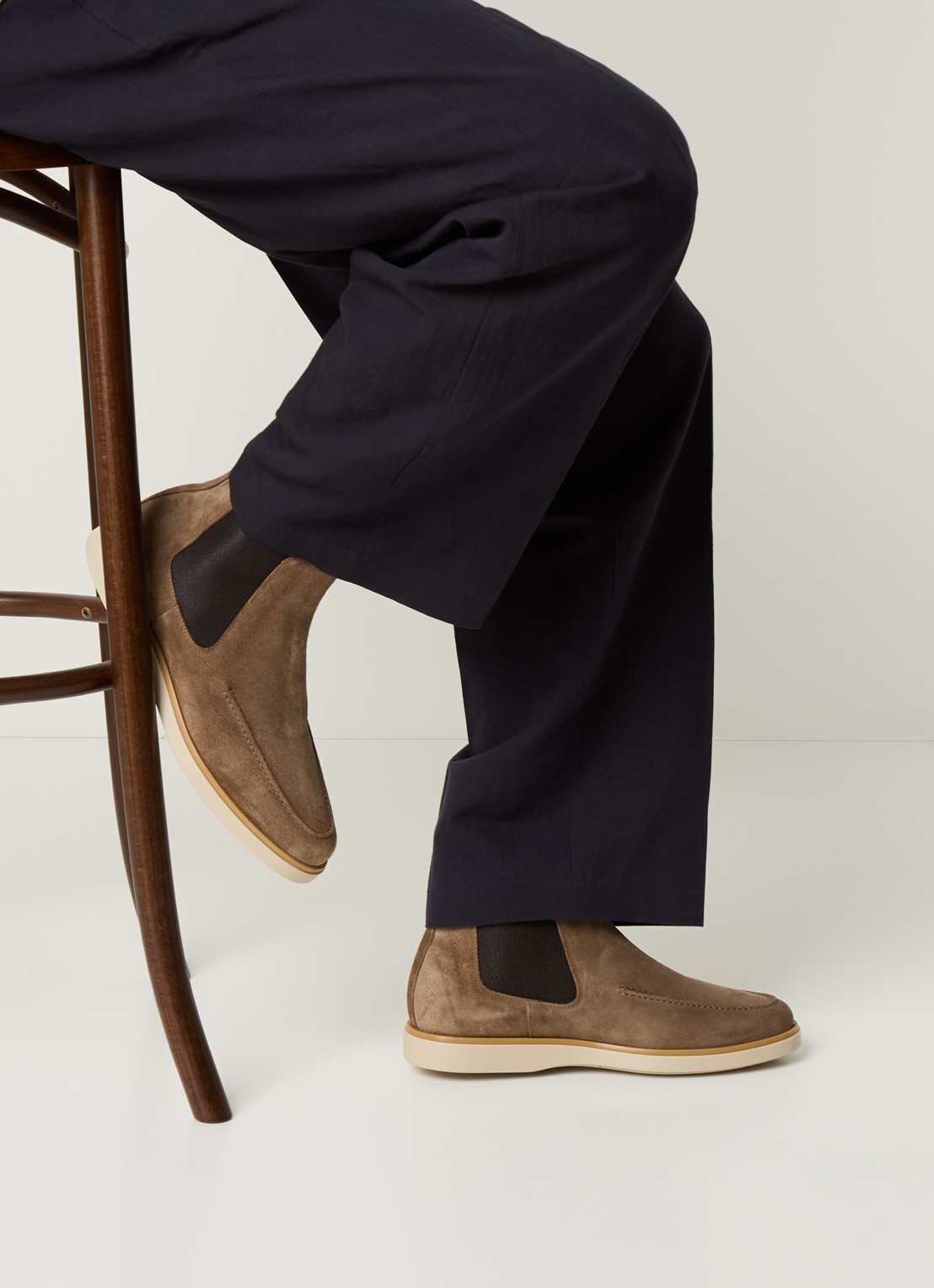 Giorgio Chelsea boot van suède - voorkant 2 taupe