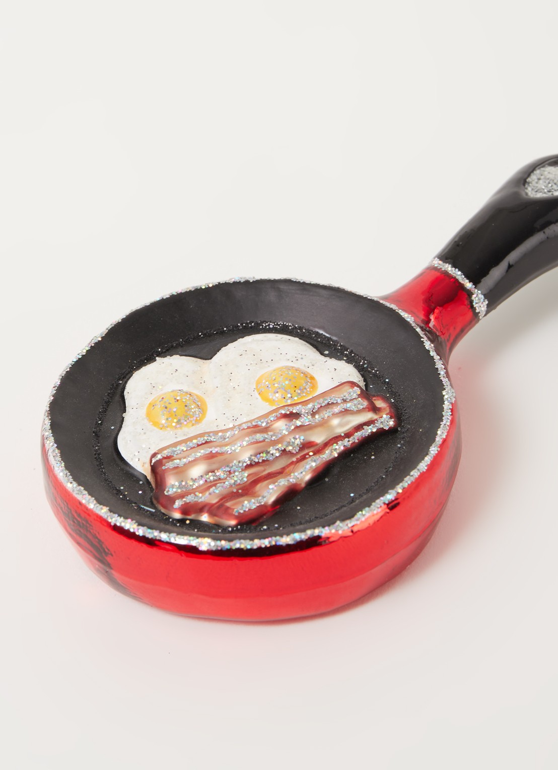 Gisela Graham Frying Pan met Bacon/Eggs kersthanger 14 cm - detail steenrood