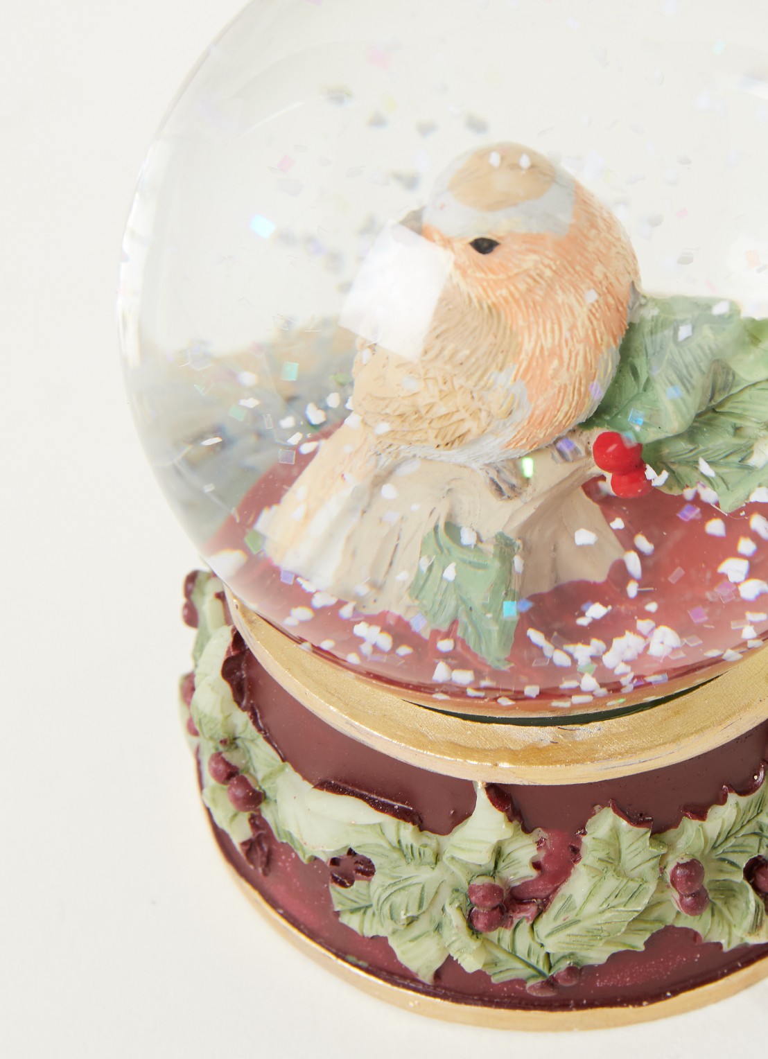 Gisela Graham Vogel sneeuwbol 8,5 cm - voorkant 2 donkerrood