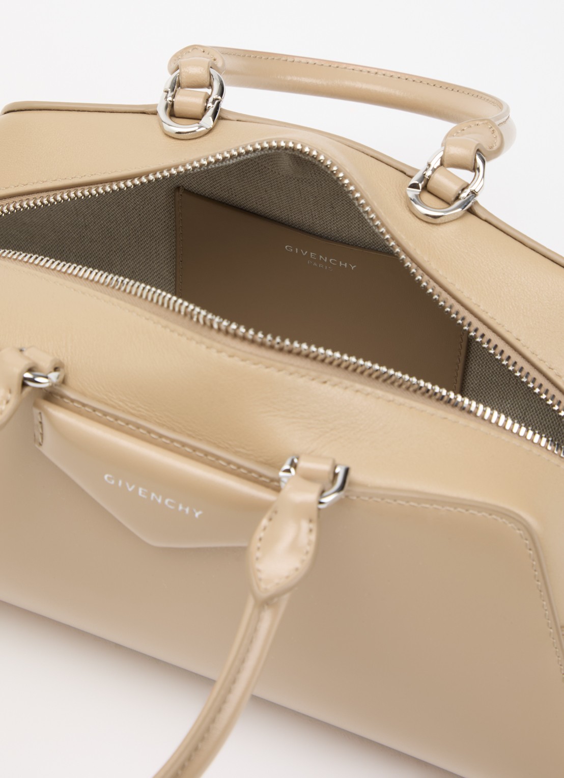 Givenchy Mini Antigona East-West handtas van kalfsleer met afneembare schouderriem - detail 2 beige