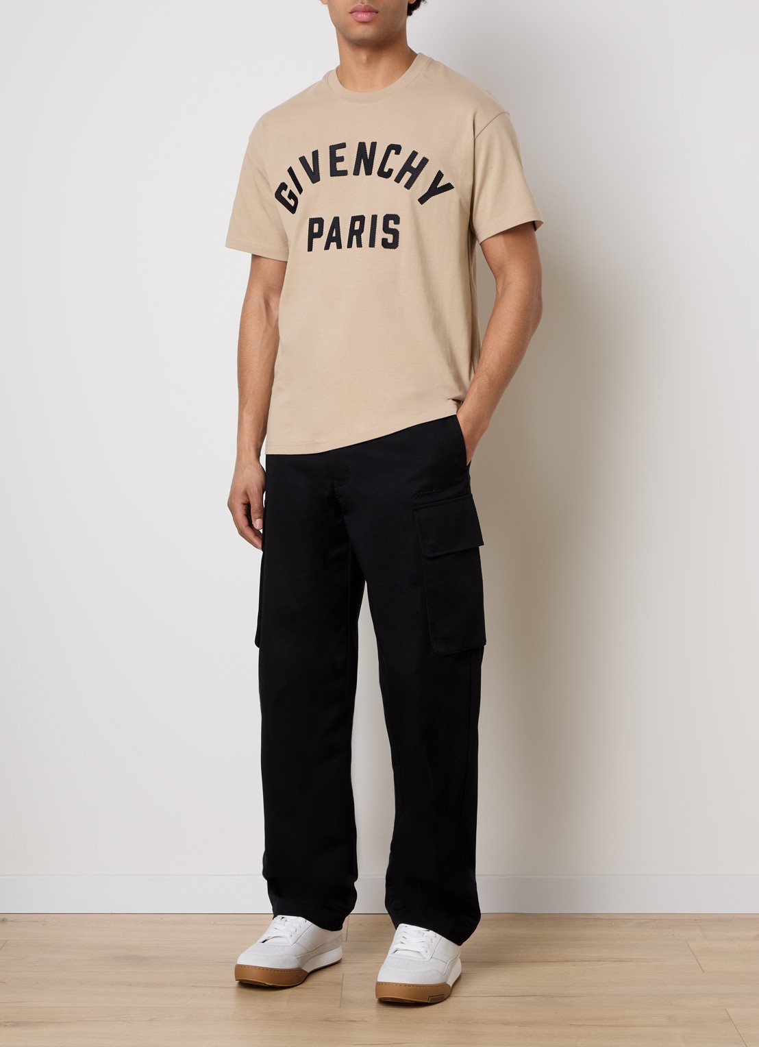 Givenchy T-shirt met logoborduring - voorkant 2 beige