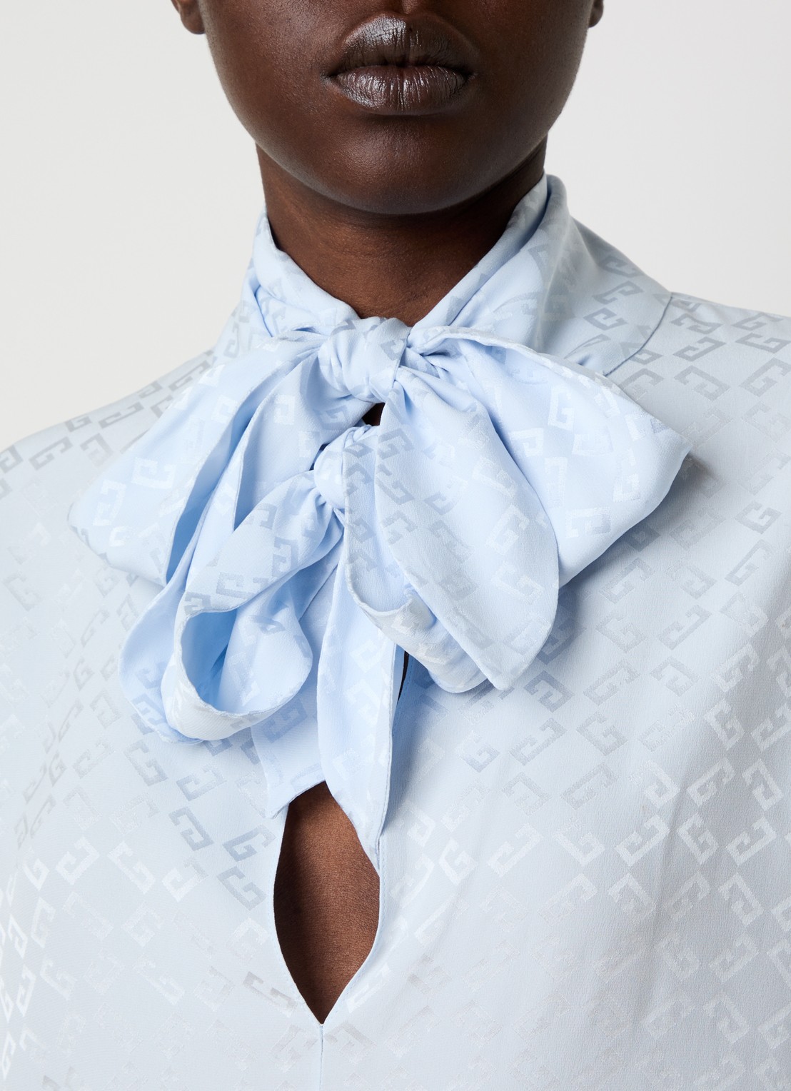Givenchy Tuniek van zijde met logoprint - detail 5 lichtblauw