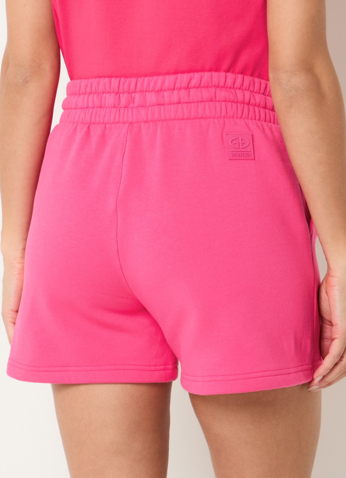 Goldbergh Nice high waist straight fit korte broek met steekzakken - achterkant fuchsia