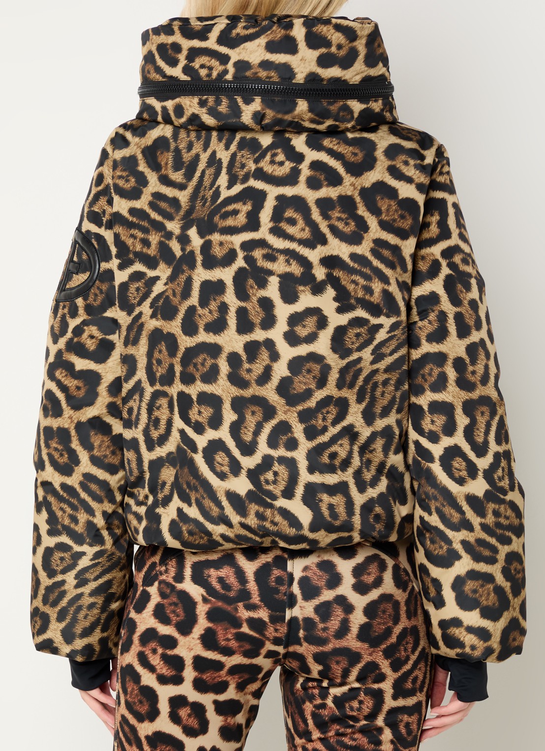 Goldbergh Pantera ski-jas met panterprint en opbergbare capuchon - achterkant 4 camel
