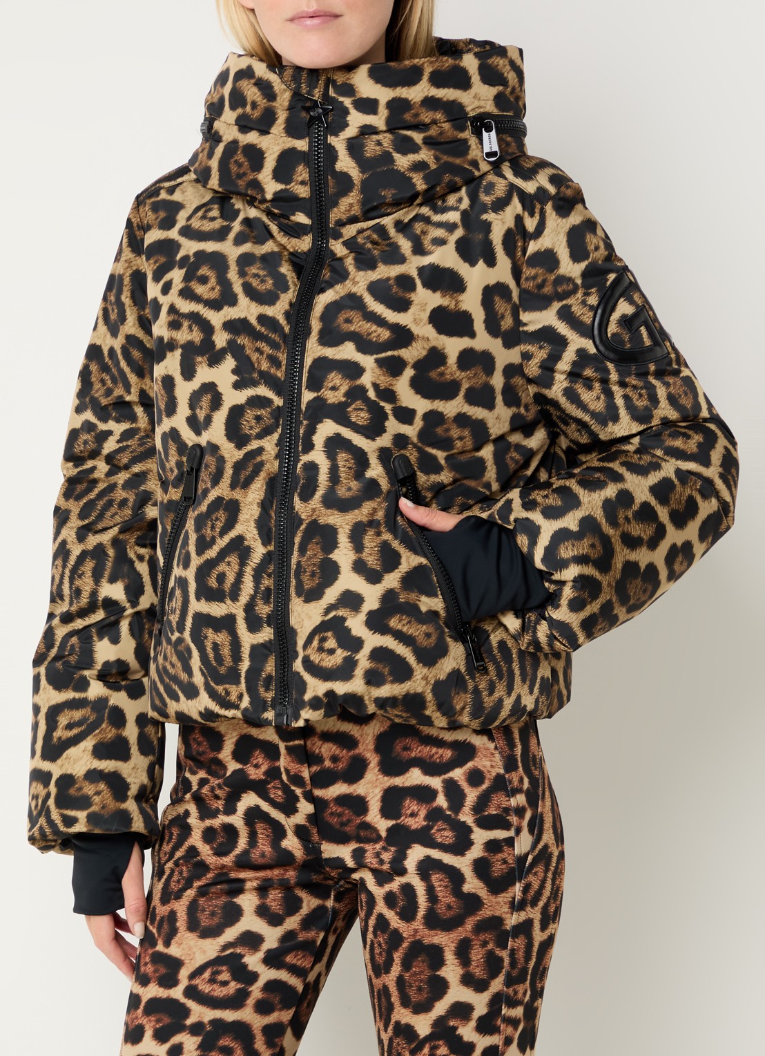 Goldbergh Pantera ski-jas met panterprint en opbergbare capuchon - detail camel
