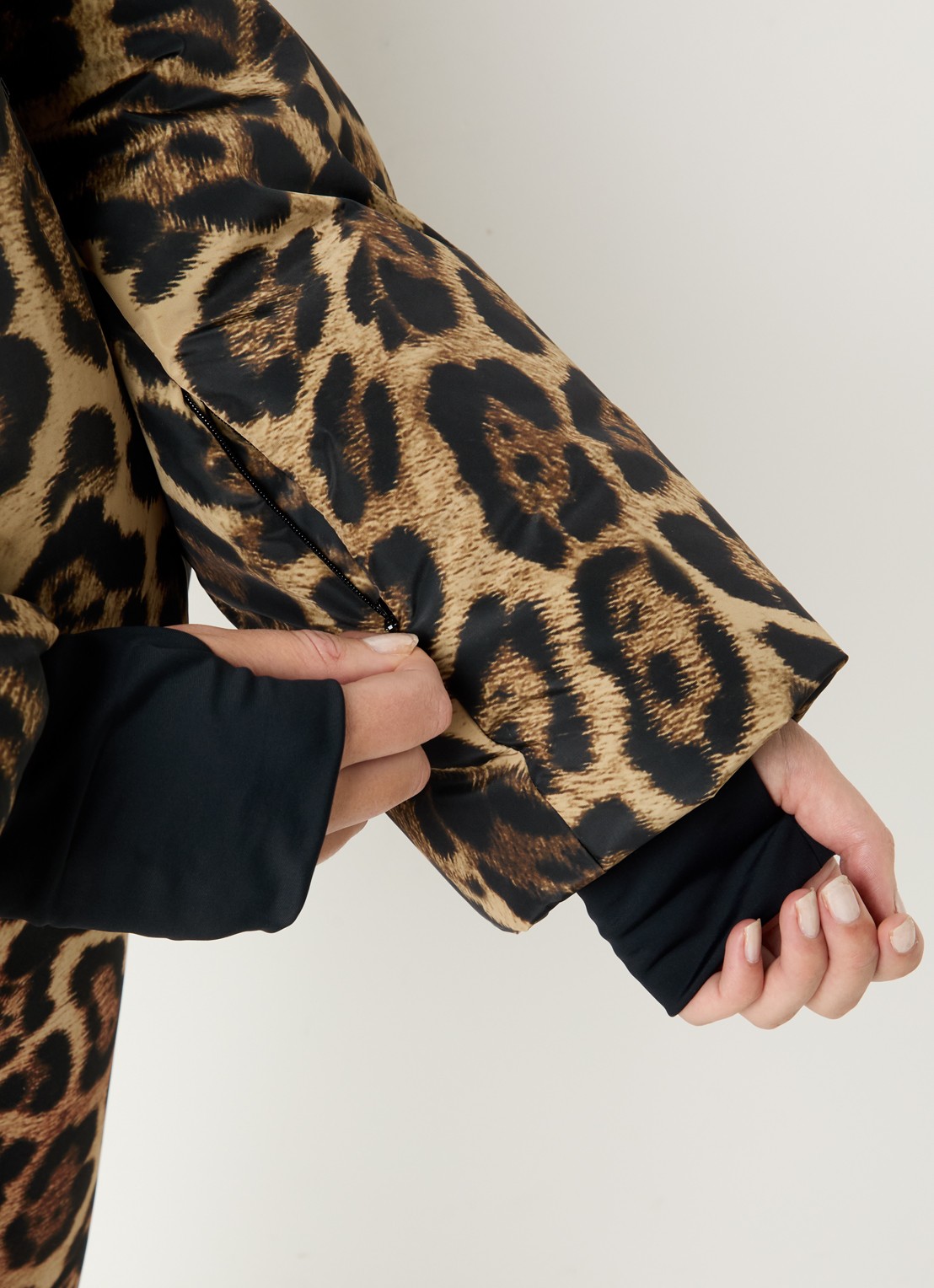 Goldbergh Pantera ski-jas met panterprint en opbergbare capuchon - detail 2 camel