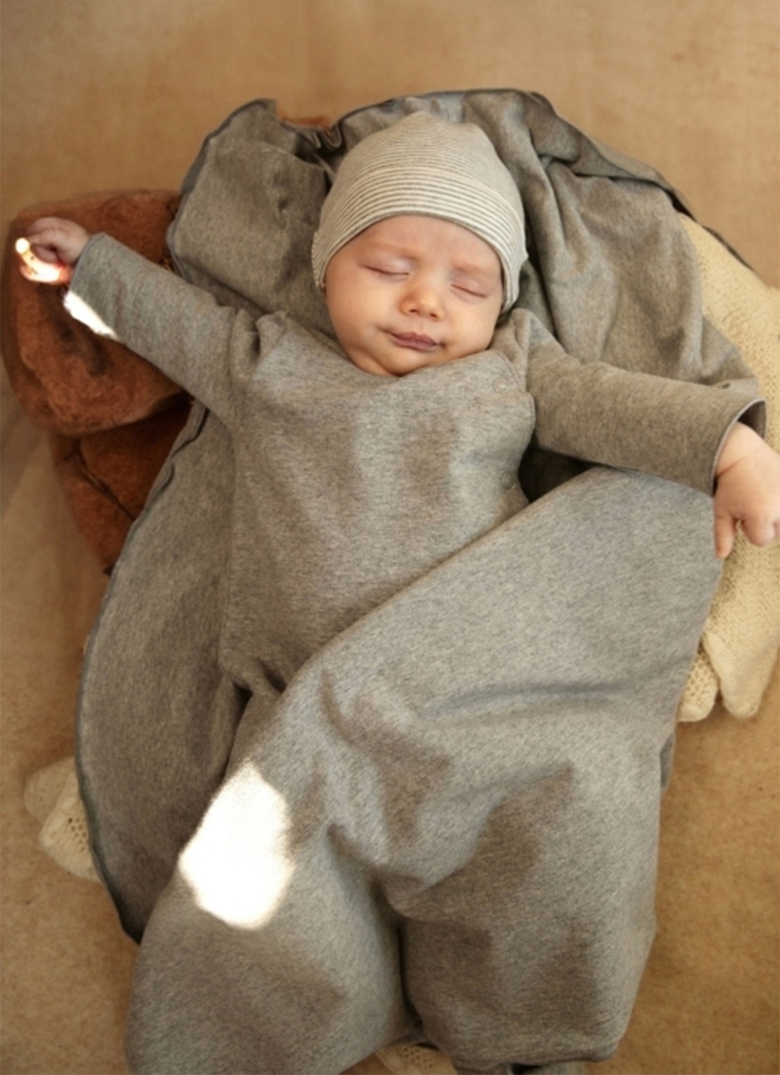 Gray Label Baby muts met streepprint - voorkant 4 grijsmele