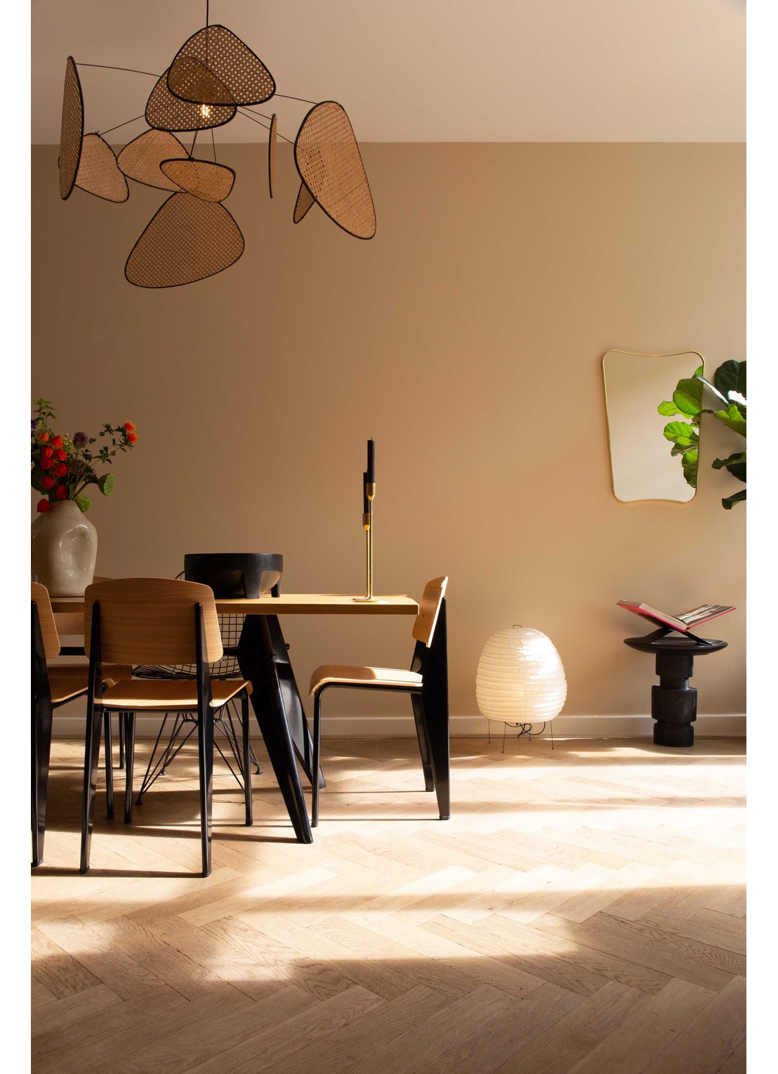 Gubi F.A. 33 wandspiegel 80 x 54 cm - voorkant 3 goud