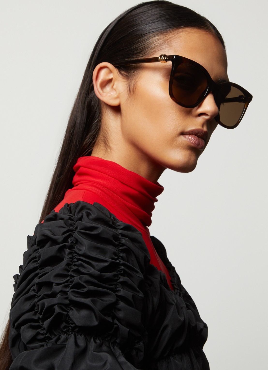 Gucci Butterfly zonnebril GG1071S - voorkant 2 donkerbruin