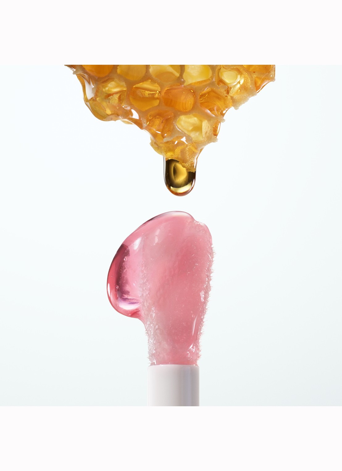 Guerlain Kisskiss Bee Glow Oil - lipolie - detail 3 309 honey glow