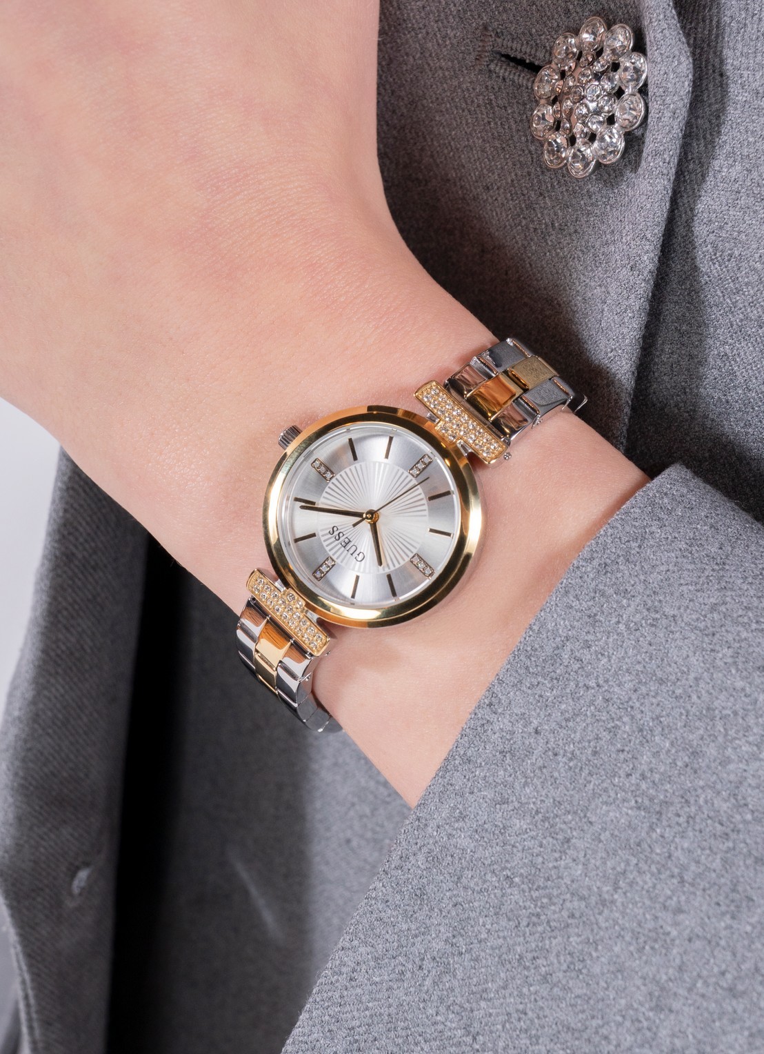 GUESS Array horloge GW0762L5 - voorkant 5 goud